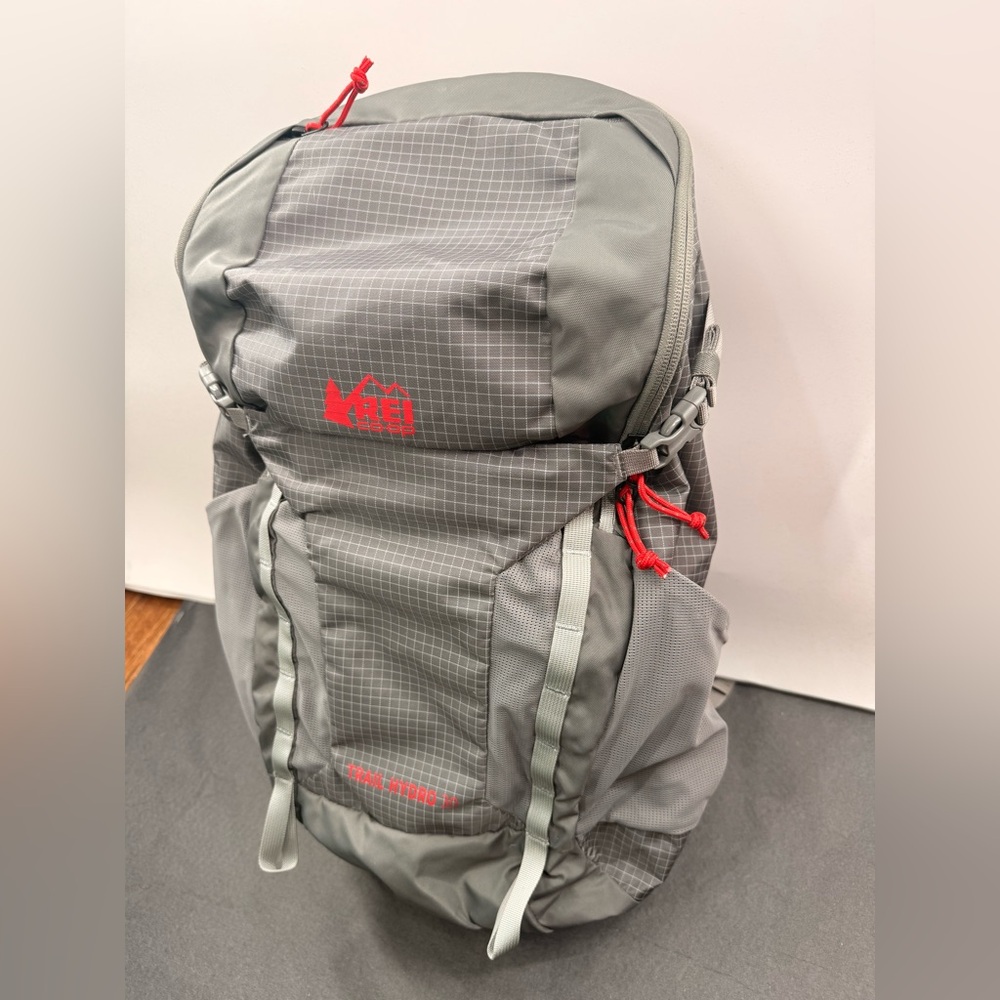 EUC REI Co-Op Trail Hydro 30 Backpack - Picture 4 of 10